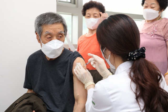 60세 이상 고령층에 대한 백신 접종이 시작된 4월 25일 서울 강서구 부민병원에서 한 시민이 백신을 접종받고 있다. 연합뉴스