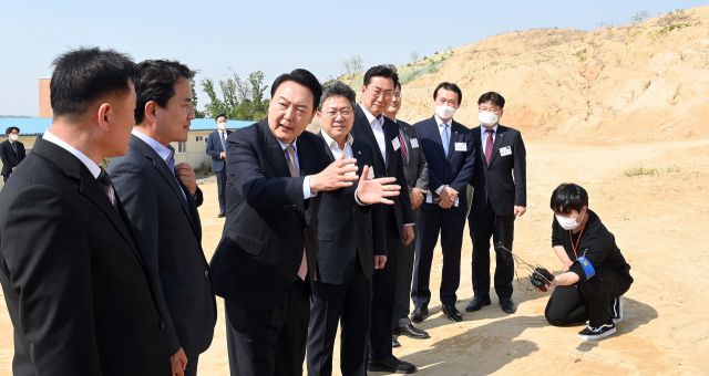 윤석열 20대 대통령 당선인이 4일 오후 강원 원주시 부론산업단지를 방문, 참석자들과 대화하고 있다./연합뉴스