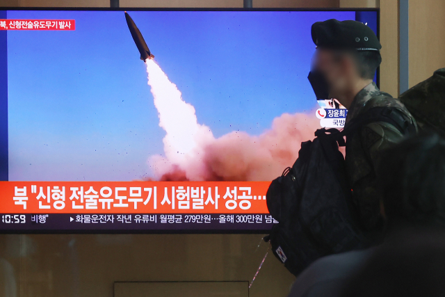 4월 17일 서울역 대합실 TV 화면에 북한의 신형 전술유도무기 '북한판 이스칸데르'(KN-23) 단거리 탄도미사일을 소형화한 것으로 추정되는 신형 전술지대미사일을 발사한 것과 관련한 뉴스가 나오고 있다./연합뉴스