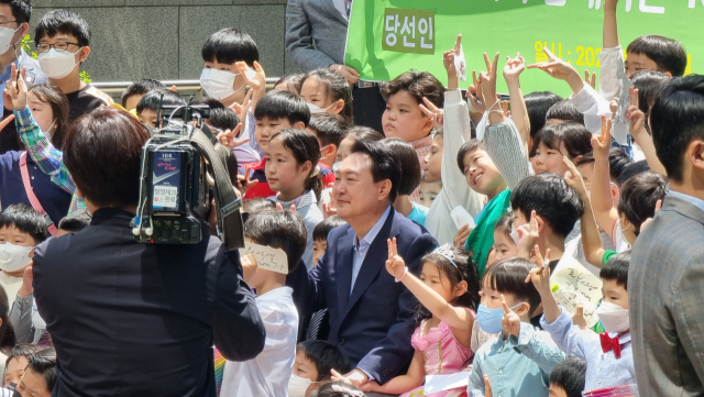 윤석열 대통령 당선인이 5일 자택인 서울 서초구 아크로비스타에 사는 어린이들과 기념사진을 촬영하고 있다. /사진=독자제공