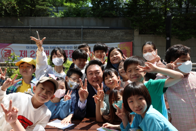 윤석열 대통령 당선인이 5일 어린이날을 맞아 이웃 어린이들과 함께 사진 촬영을 하며 아이들의 꿈을 응원하는 시간을 갖고 있다./당선인 대변인실 제공.