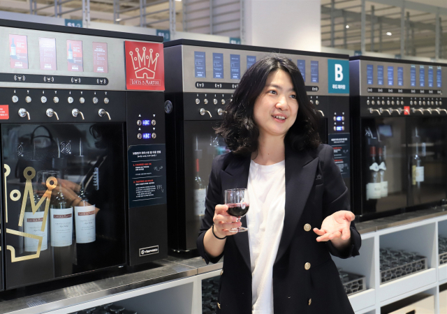 강혜원 롯데마트 상무가 테이스팅 랩에서 와인을 시음하고 있다. /사진제공=롯데마트