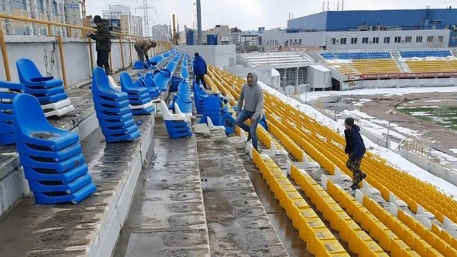지난달 28일 야쿠츠크의 투이마아다 경기장 내부의 노란색과 파란색 좌석을 뜯어내는 노동자들의 사진이 소셜 미디어(SNS)에 올라왔다. 모스크바 타임즈 캡처