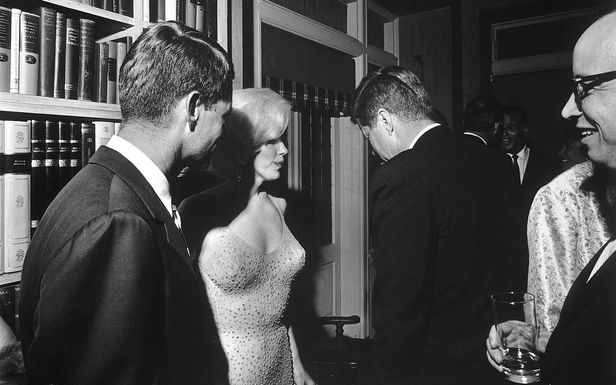 1962년 존 F. 케네디 미국 전 대통령(가장 왼쪽)과 마릴린 먼로. 트위터 캡처
