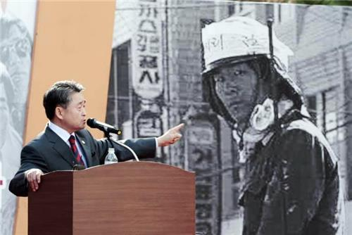 지만원씨는 5·18 민주화운동에 참여한 한 시민군에게 '북한군 광수'라고 주장하고 있다. 연합뉴스