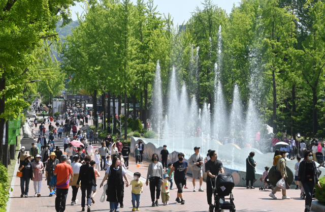 제100주년 어린이날이자 여름의 첫 번째 절기 입하인 5일 서울 광진구 어린이대공원을 찾은 어린이들과 가족들이 즐거운 시간을 보내고 있다./권욱 기자 2022.05.05