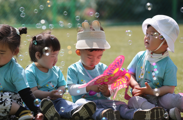 소풍 나온 연꽃어린이집 원생들이 4일 경남 함양군 어린이공원에서 비눗방울 놀이를 하고 있다. 연합뉴스