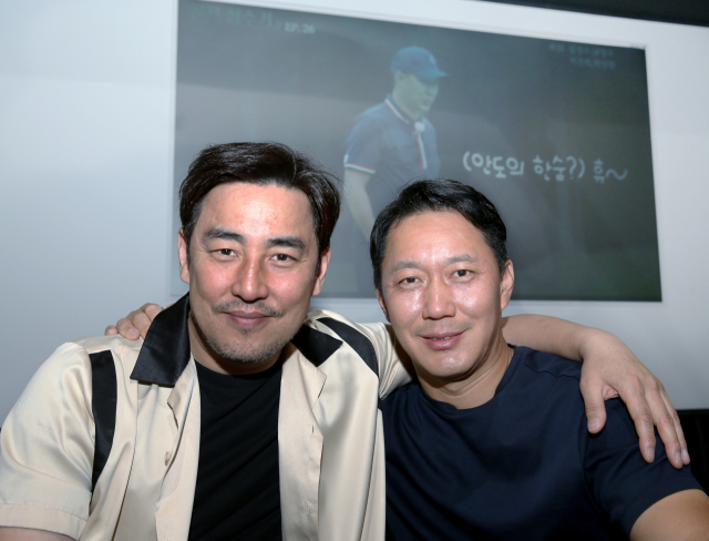 유튜브 채널 '골프 성수기'를 운영하고 있는 배우 김성수(왼쪽)와 프로 골퍼 남영우. 민수용 골프전문 사진기자