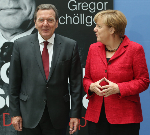 2015년 독일 베를린에서 열린 게르하르트 슈뢰더(왼쪽) 전 독일 총리의 전기(傳記) 출판 기념회에 앙겔라 메르켈 당시 총리가 깜짝 등장해 기념사진을 찍고 있다.