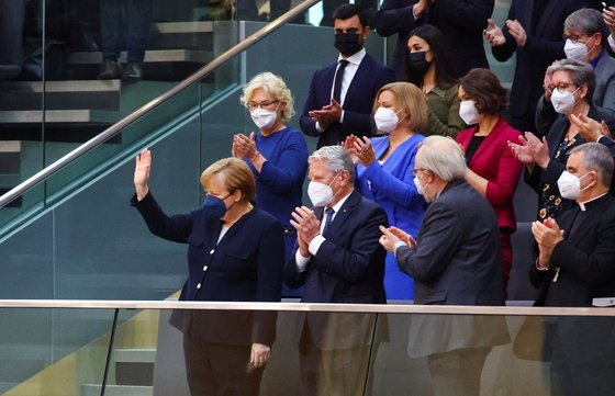 지난해 12월 독일 연방하원에서 사람들이 퇴임하는 앙겔라 메르켈 총리에게 박수를 보내고 있다. 로이터연합뉴스