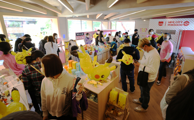 어린이날인 5일 시민들이 포켓몬 테마로 운영되는 서울 용산구 배스킨라빈스 하이브 한남점을 방문해 기념품을 고르고 있다. 연합뉴스