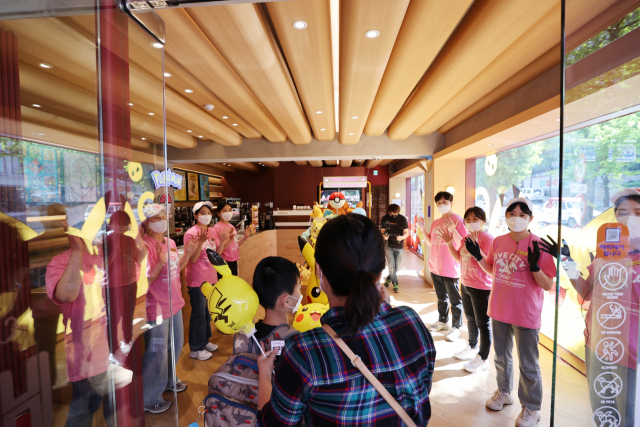 5일 어린이날을 맞아 포켓몬 테마로 운영되는 서울 용산구 배스킨라빈스 하이브 한남점에서 직원들이 손님을 맞이하고 있다. 연합뉴스