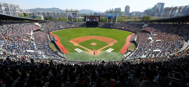 5일 야구팬들로 관중석이 들어찬 서울 잠실구장에서 프로야구 두산 베어스-LG 트윈스의 경기가 펼쳐지고 있다. 연합뉴스