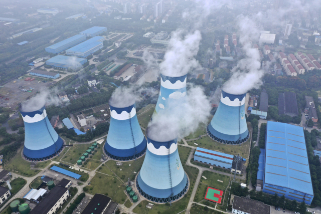 중국 장쑤성 난징에 있는 석탄 화력발전소에서 수증기가 나오고 있다. AP연합뉴스