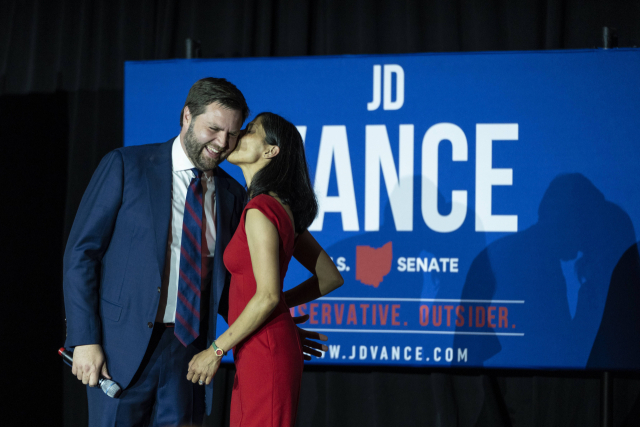 오하이오주 공화당 상원 후보인 J D 밴스가 3일 예비선거에서 승리한 후 아내 우샤 밴스의 키스를 받고 있다./AFP 연합뉴스