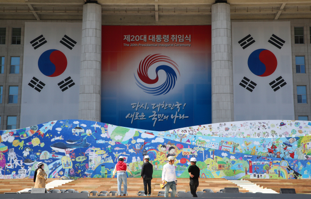 제20대 대통령 취임식을 5일 앞둔 5일 서울 여의도 국회 본관 앞에서 관계자들이 취임식 무대 준비를 하고 있다./권욱 기자