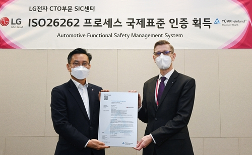 김진경(왼쪽) LG전자 SIC센터장 상무가 프랭크 주트너 TUV라인란드코리아 대표로부터 ‘ISO 26262’ 인증서를 받고 있다. 사진 제공=LG전자