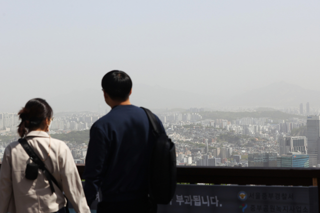 지난달 27일 서울 남산에서 시민들이 흐린 하늘을 내려다보고 있다. 연합뉴스