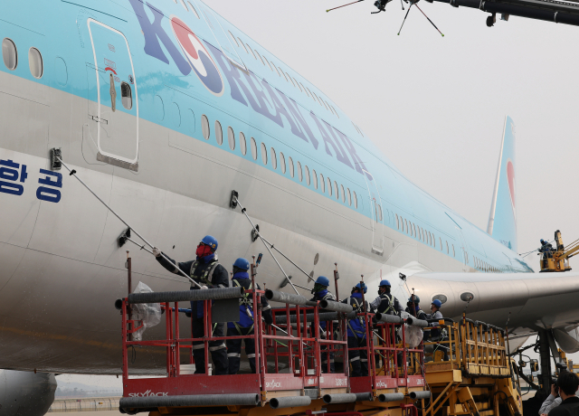 사회적 거리두기 전면 해제 첫날인 4월 18일 오전 영종도 인천국제공항 대한항공 정비 격납고에서 관계자들이 보잉 747-8i 항공기 동체를 세척하고 있다./연합뉴스