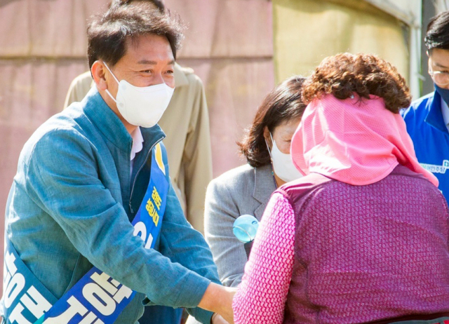 이광재 더불어민주당 강원도지사 예비후보가 1일 원주 파크골프장을 찾아 시민들과 악수를 하며 지지를 호소하고 있다. /연합뉴스