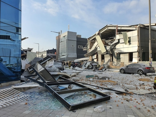경기 김포시의 한 공장에서 6일 오전 폭발사고가 발생해 근무자 6명이 다쳤다. 경기소방재난본부 제공