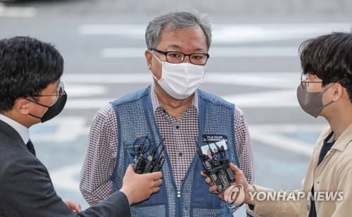 서비스연맹 전국택배노동조합 진경호 위원장이 CJ대한통운 본사 점거 관련 조사를 받기 위해 6일 오전 서울 중구 남대문경찰서에 출석해 취재진 질문에 답하고 있다. 연합뉴스