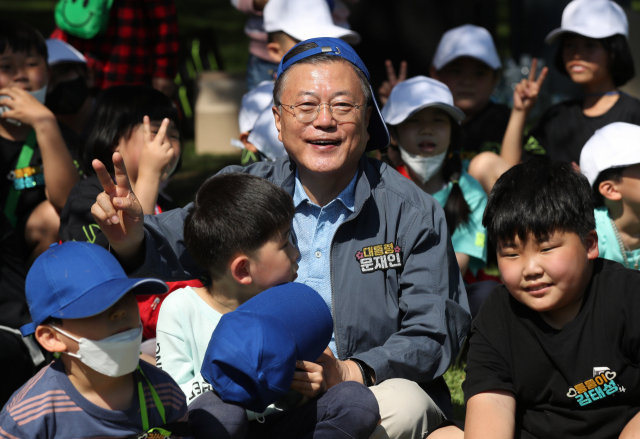 문재인 대통령이 어린이날인 5일 오후 청와대 녹지원에서 열린 ‘어린이날 100주년 기념 청와대 어린이 초청행사’에서 어린이들과 기념촬영을 하고 있다. 이날 행사에는 벽지 분교 및 개교 100주년을 맞은 초등학교 학생들이 초청됐다. 연합뉴스