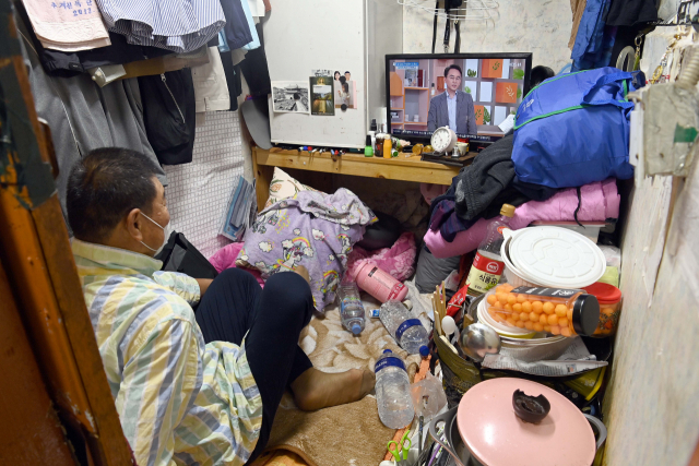 어버이날을 이틀 앞둔 6일 서울 종로구 쪽방촌 방에서 주민이 TV를 시청하고 있다. 이호재 기자