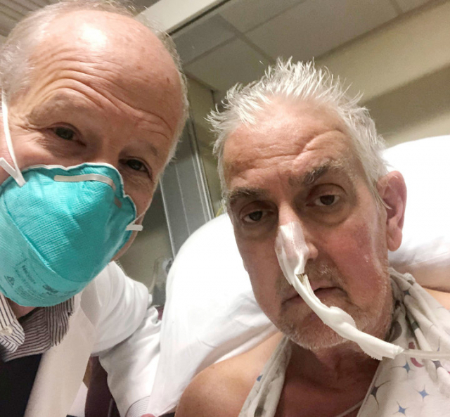 메릴랜드 의대 바틀리 그리피스 박사(왼쪽)와 돼지 심장을 이식 받은 미국 환자 데이비드 베넷. 트위터 캡처