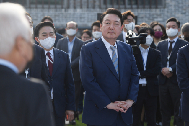 윤석열 대통령 당선인이 6일 오후 서울 종로구 삼청동 대통령직인수위원회 잔디광장에서 열린 제20대 대통령직인수위원회 해단식에서 안철수 인수위원장의 발언을 듣고 있다. 인수위사진기자단