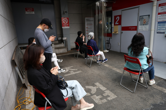 6일 오전 서울 관악구 에이치플러스 양지병원 선별진료소에서 시민들이 코로나19 검사를 받기 위해 대기하고 있다. 연합뉴스