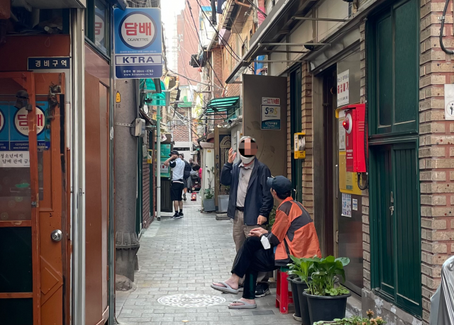 서울 종로구 돈의동 쪽방촌 주민들이 6일 쪽방촌 골목에서 대화를 나누고 있다. 박신원 기자
