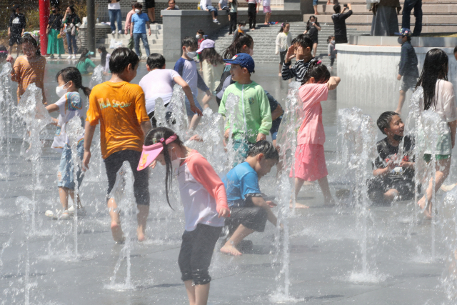 어린이날이자 여름의 첫 번째 절기 입하였던 5일 서울 목동 파리공원 분수대를 찾은 어린이들이 물놀이를 즐기고 있다./권욱기자