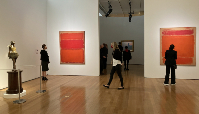 에드가 드가(왼쪽부터), 마크 로스코 등의 작품이 포함된 '앤 배스 컬렉션'을 경매에 올리는 크리스티 뉴욕의 프리뷰 전경.