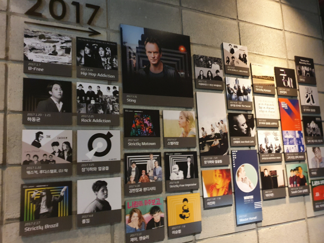 현대카드 지하 공연장 ‘언더스테이지’에 지금까지 무대에 오른 아티스트들이 소개돼 있는 모습. 김현진 기자