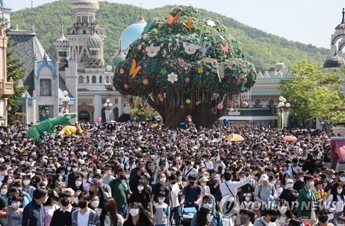 어린이날인 5일 오전 경기도 용인시 에버랜드에서 입장을 기다리던 시민들이 게이트가 열리자 안으로 들어오고 있다. /연합뉴스