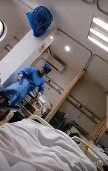 상하이의 한 공공 병원에서 노인이 직원에게 발길질 당하는 영상이 온라인 상에서 퍼져 논란이 일고 있다. 트위터 캡처