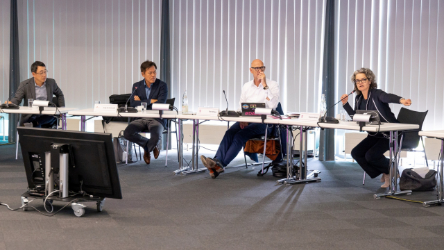 유영상 (왼쪽부터) SKT 대표, 박정호 SK스퀘어 부회장, 팀 회트게스 도이치텔레콤 회장이 지난 5일(현지시간) 독일 본(bonn)에 있는 도이치텔레콤 본사에서 협력 방안에 대해 논의하고 있다. 사진제공=SKT