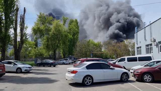 러시아군의 폭격으로 7일(현지 시간) 우크라이나 남부 항구도시 오데사에서 검은 연기가 피어오르고 있다. 로이터연합뉴스