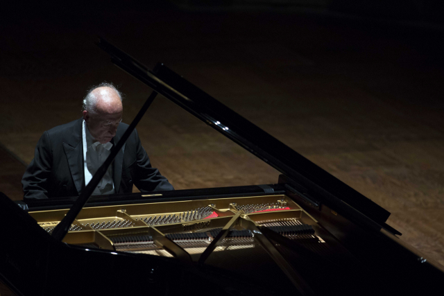 ‘전설의 피아니스트’로 불리는 이탈리아의 피아니스트 마우리치오 폴리니가 오는 19·25일 생애 첫 내한 리사이틀을 연다. 사진은 지난 2016년 독일 비스바덴에서 열린 린가우 음악축제에서 연주하는 모습. 신화연합뉴스