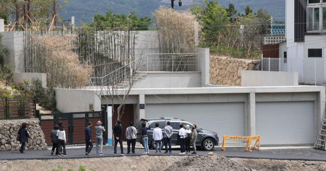 문재인 대통령 내외 귀향을 이틀 앞둔 8일 문 대통령 사저가 위치한 경남 양산시 하북면 평산마을에 시민 발길이 이어지고 있다./양산=연합뉴스