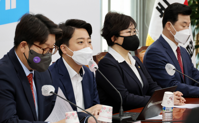 이준석(왼쪽 두번째) 국민의힘 대표가 지난 4일 국회에서 열린 최고위원회의에서 발언하고 있다. / 성형주 기자