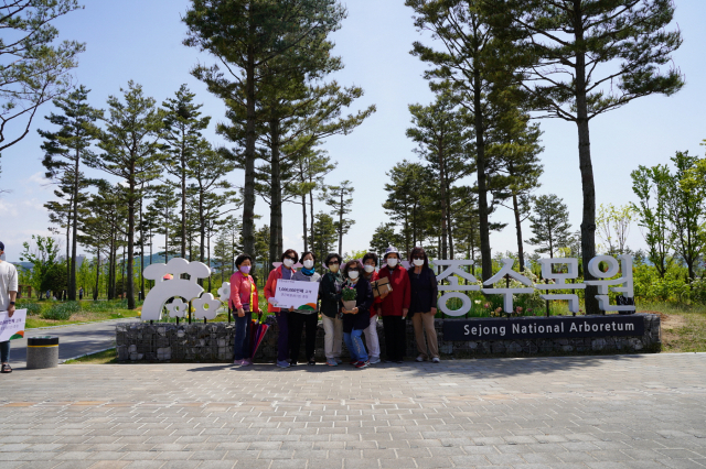 국립세종수목원 100만번째 관람객 박유순씨 등이 기념사진을 찍고 있다. 사진제공=국립세종수목원