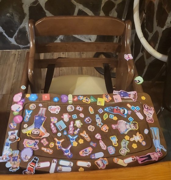 어린이를 동반한 손님 일행이 한 식당에서 유아용 의자에 스티커를 잔뜩 붙인 채 그대로 자리를 떠났다는 사연이 전해져 누리꾼들의 공분을 사고 있다. 페이스북 캡처