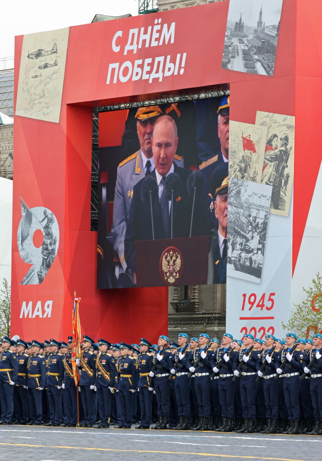 9일 블라디미르 푸틴 러시아 대통령이 제2차 세계대전의 종전을 기념하기 위해 러시아 모스크바 붉은광장에서 열린 전승 기념일 열병식에서 연설하는 모습이 전광판에 나오고 있다. 로이터연합뉴스
