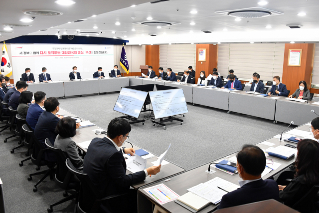 9일 부산시가 대응전략회의를 열고 새 정부 국정과제 및 지역공약 반영 현황, 실·국·본부별 새 정부 국정운영 방향에 대한 대응 방안을 논의하고 있다./사진제공=부산시