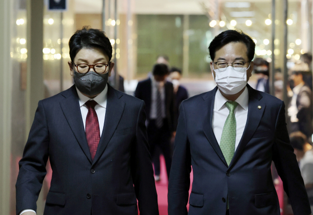 국민의힘의 권성동(왼쪽) 원내대표와 송언석 수석부대표가 9일 박병석 국회의장을 면담하기 위해 의장실로 향하고 있다. 권욱 기자