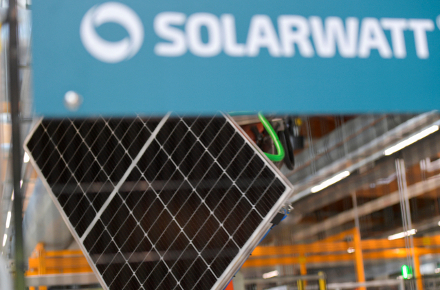 독일의 태양광발전 시스템 제조 업체인 솔라와트가 태양광 패널을 생산하고 있다. 로이터연합뉴스
