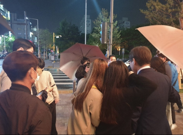 이재명 더불어민주당 상임고문이 지난 8일 인천 계양구 일대를 오후 6시30분부터 5시간여 동안 돌며 지지자들과 인사하고 있다./사진=재명이네마을
