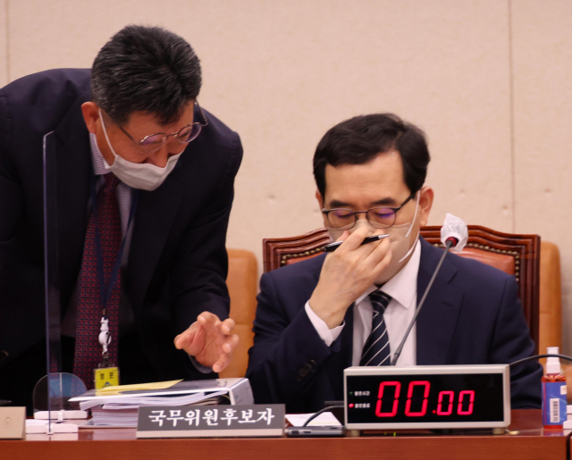 이창양 산업통상자원부 장관 후보자가 9일 국회에서 열린 인사청문회에서 의원들의 질의에 답변을 준비하고 있다. 연합뉴스